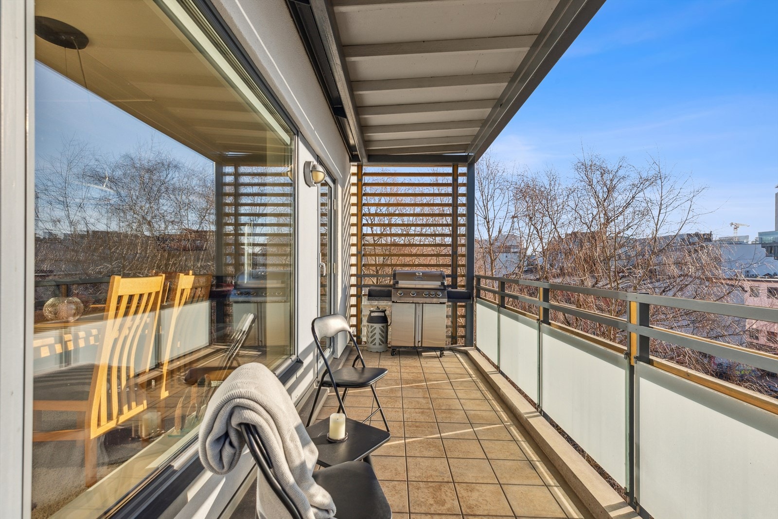 Leiligheten ligger i byggets 5. etasje med en sydvestvendt balkong på 16 kvm. Galleribilde