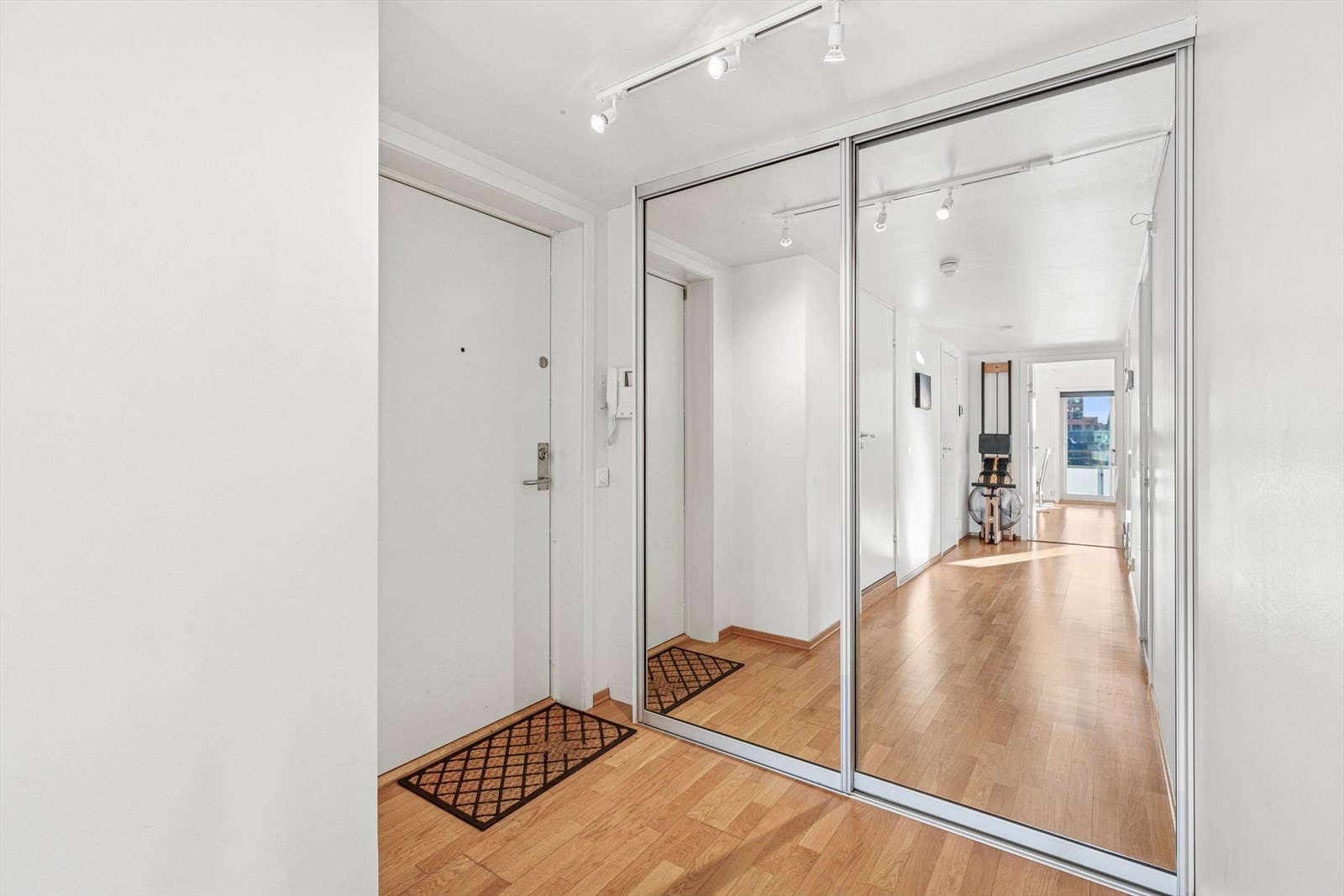 Velkommen inn! Her har man en praktisk skyvedørsgarderobe med speil. Galleribilde