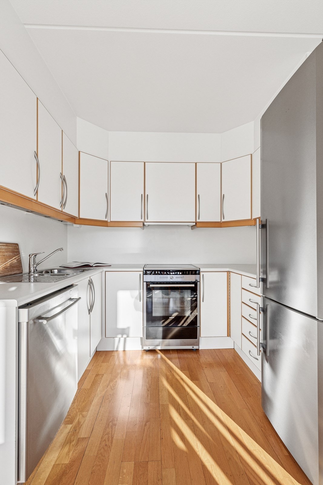 Det er rikelig med benkeplass på kjøkkenet. Galleribilde