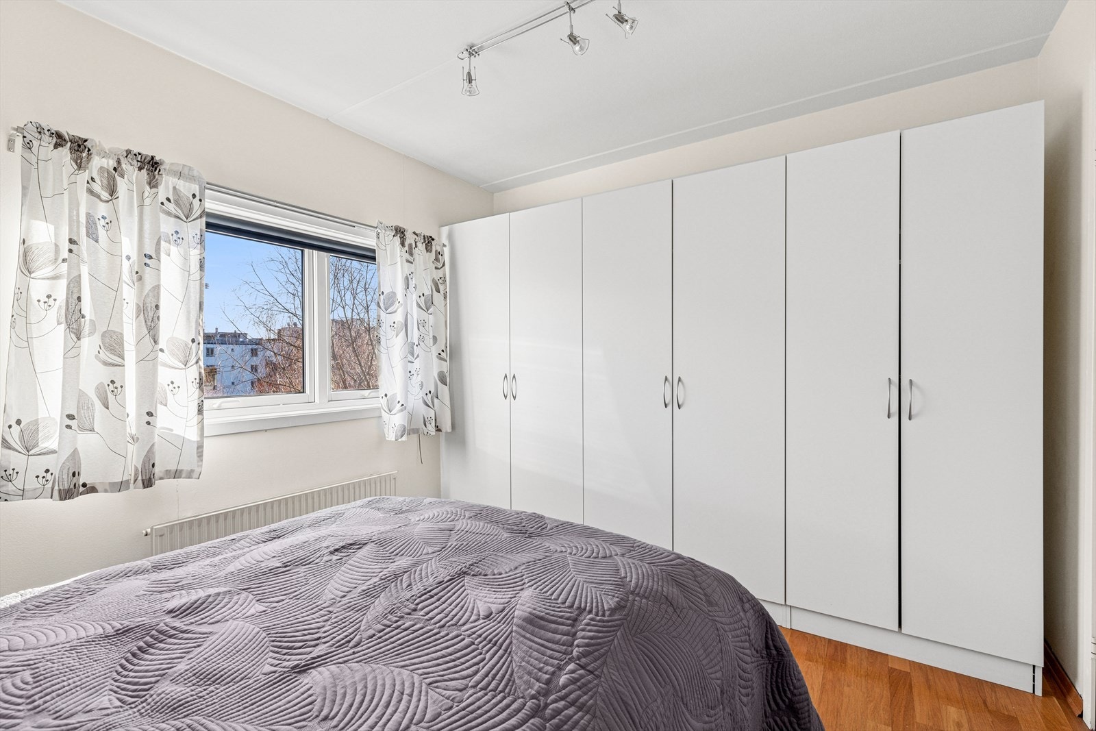 Praktiske garderobeskap som gir rikelig med oppbevaringsplass. Galleribilde