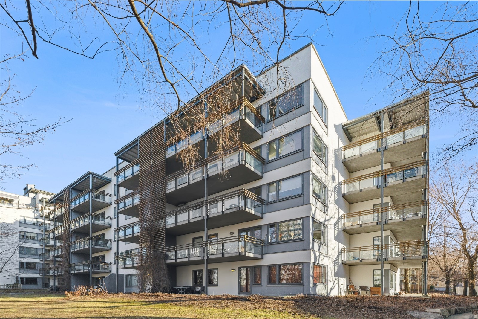 Fellesområdene er pent opparbeidet med asfalterte internveier, gressplener, sittegrupper og diverse beplantning. Galleribilde