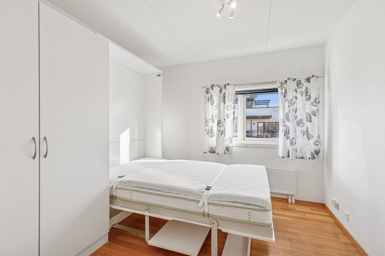 Soverom 2 har en smart løsning for gjesteseng i skapet - perfekt for besøk. Galleribilde