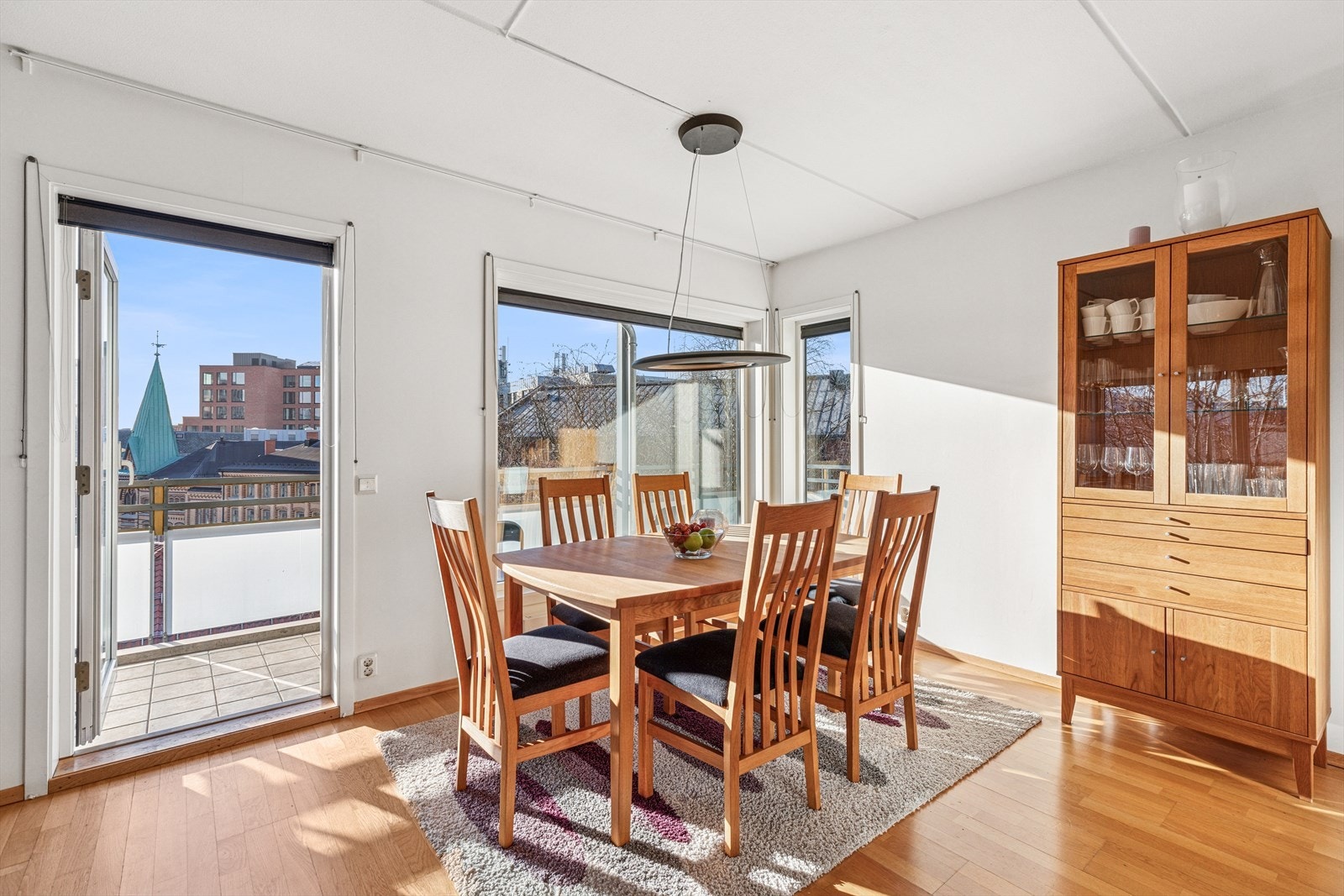 Plass til spisestue ved utgang til balkongen - en hyggelig plass for måltider med utsikt. Galleribilde