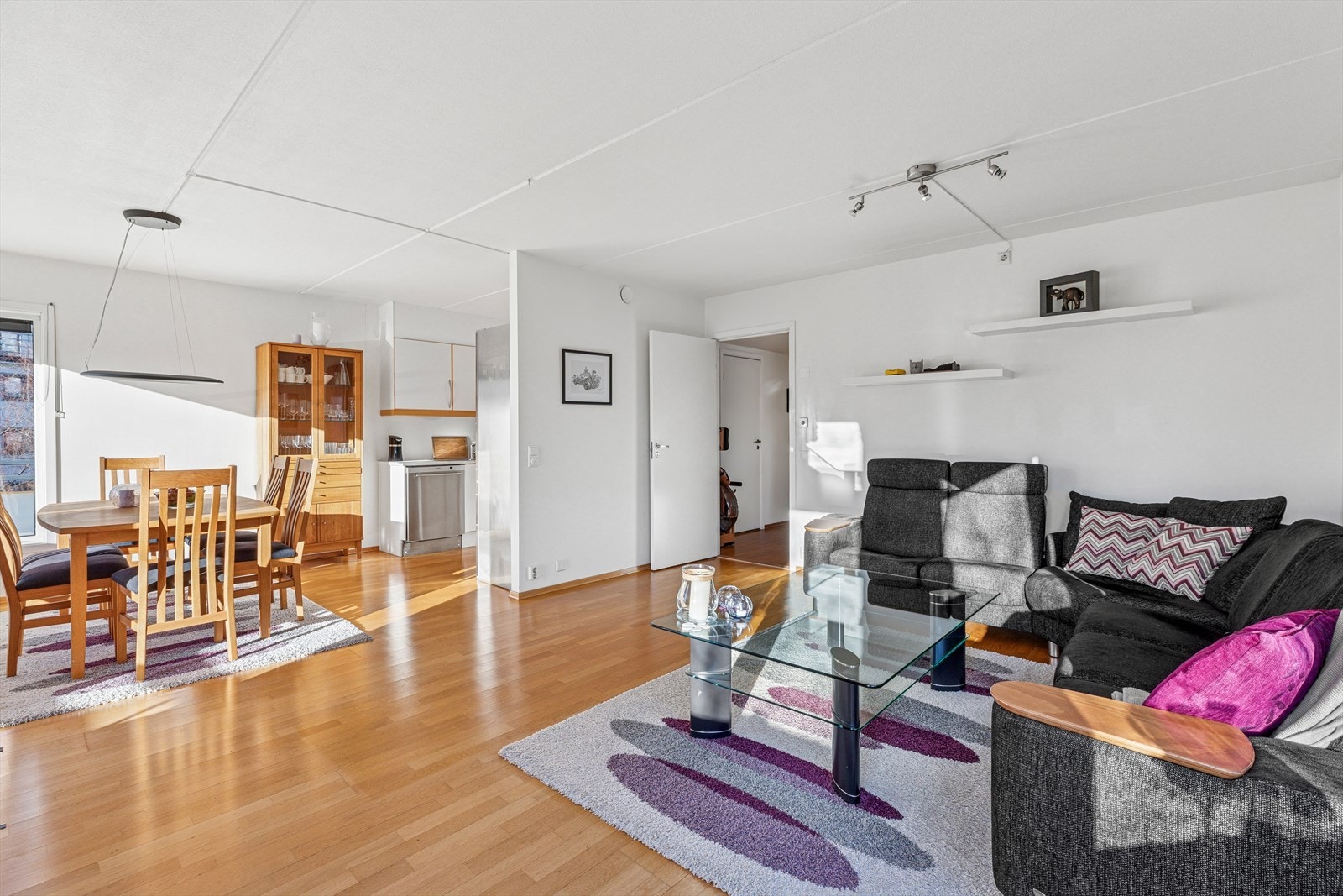 Praktisk og åpen løsning mellom kjøkken og stue, med godt lysinnslipp og en romslig følelse. Galleribilde