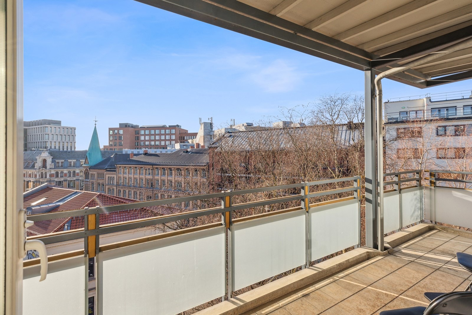 I tillegg til egen balkong har borettslagets beboere tilgang til en felles takterrasse. Galleribilde