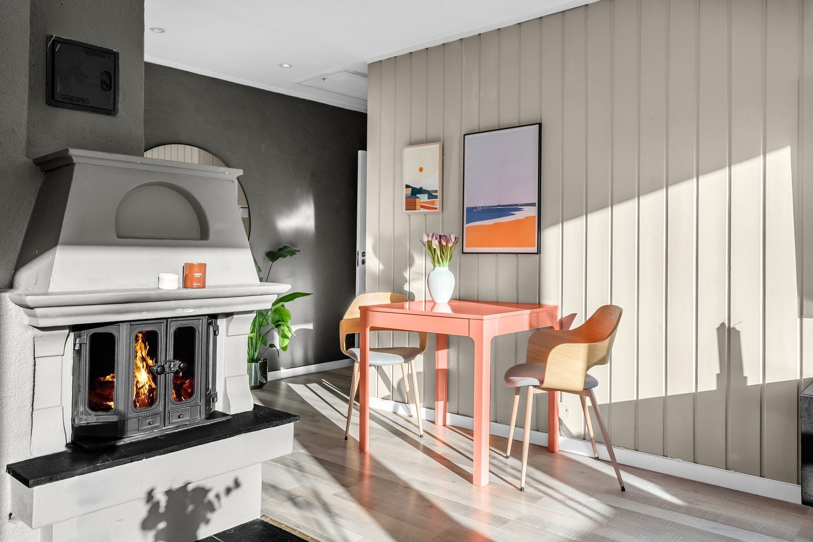 Praktisk planløsning med god plass for både spisebord og sofahjørne. Galleribilde