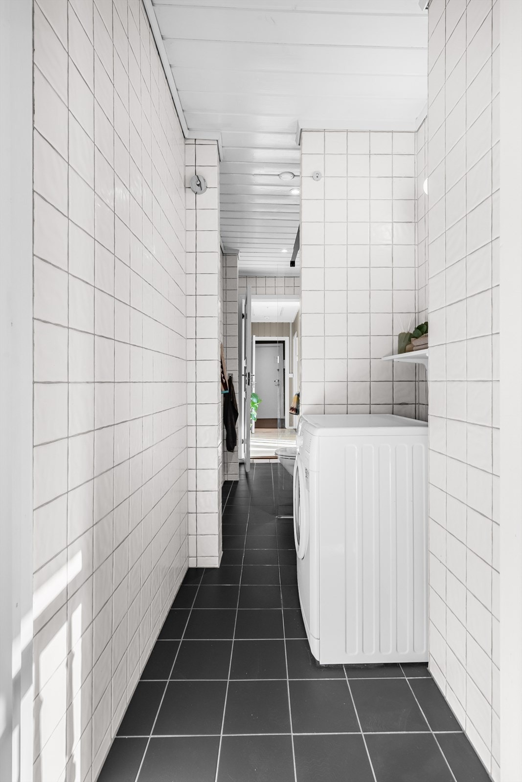 Opplegg for vaskemaskin i nisje. Galleribilde