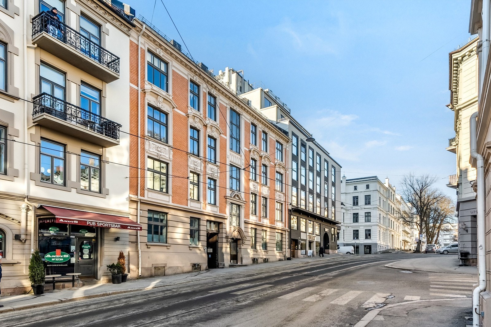 Leiligheten ligger supersentralt til på Frogner, et av byens mest attraktive områder, med nærhet til alt du trenger. Samtidig helt tilbaketrukket da den vender mot indre gårdsrom. Galleribilde