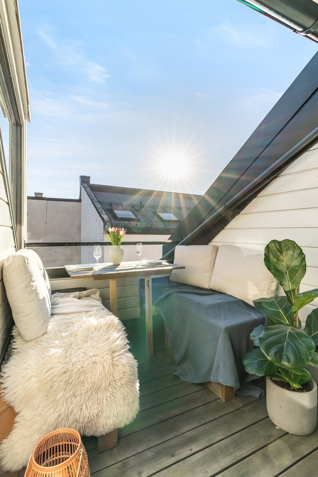 Leiligheten kan skilte med en herlig takterrasse på 4 kvm med gode solforhold fra morgen til ettermiddag. Galleribilde