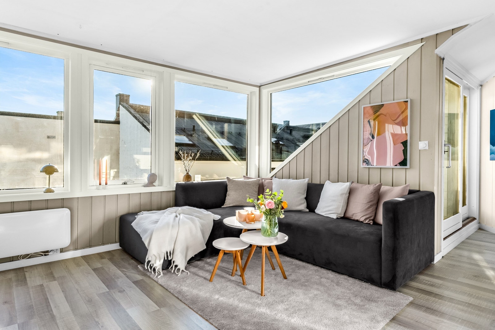 Store vinduer preger leiligheten, og sørger for rikelig med naturlig lys, samtidig som den er godt skjermet for innsyn da den vender mot indre gårdsrom. Galleribilde