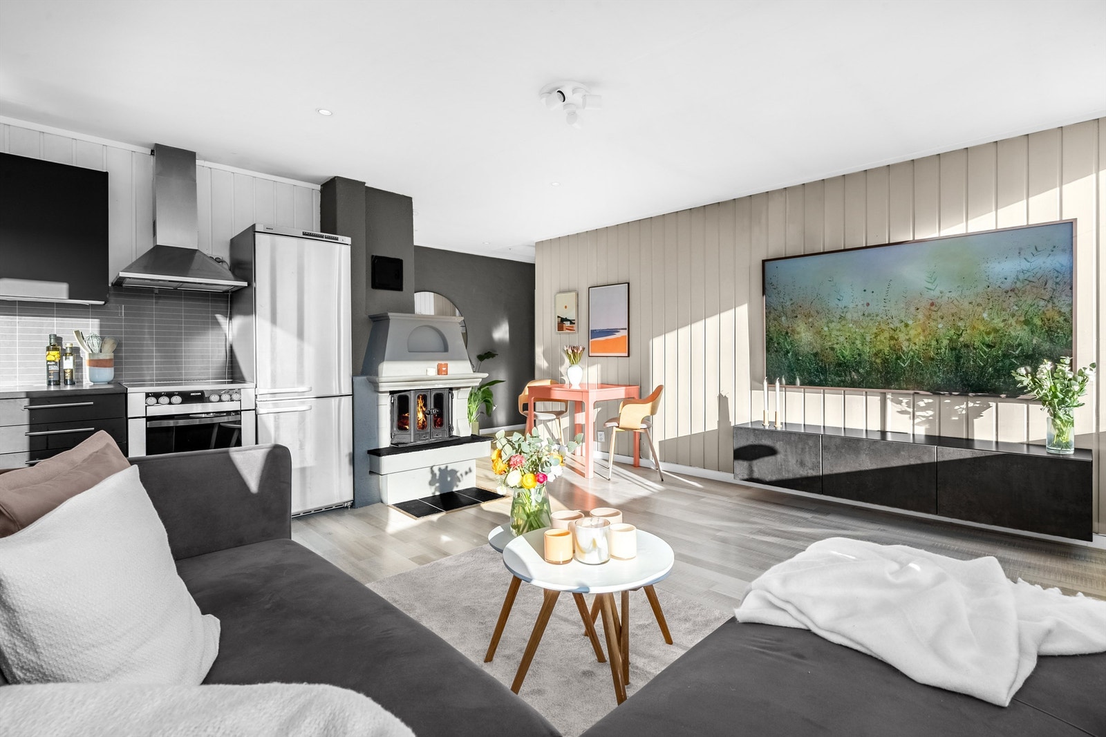 Koselig vedpeis i stuen som kommer godt med på lune vinterkvelder. Galleribilde