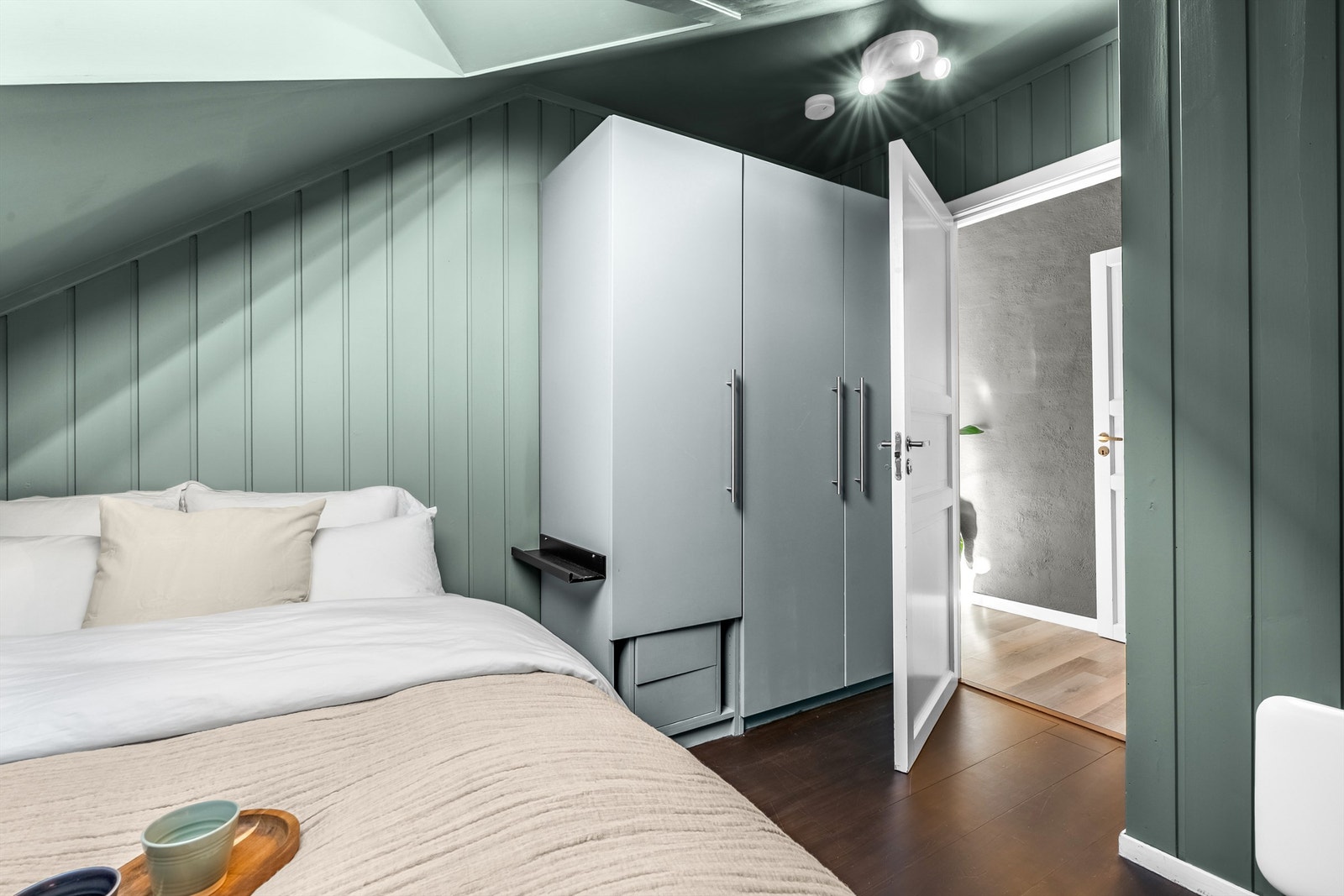 Praktisk garderobeskap på soverom, i tillegg er det garderobe i entré. Galleribilde