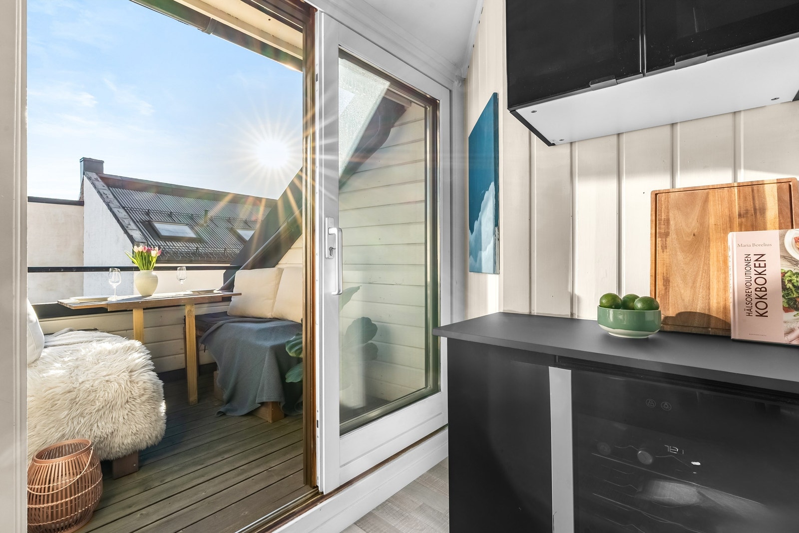 Fra kjøkkenet er det utgang til en koselig og skjermet takterrasse. Galleribilde