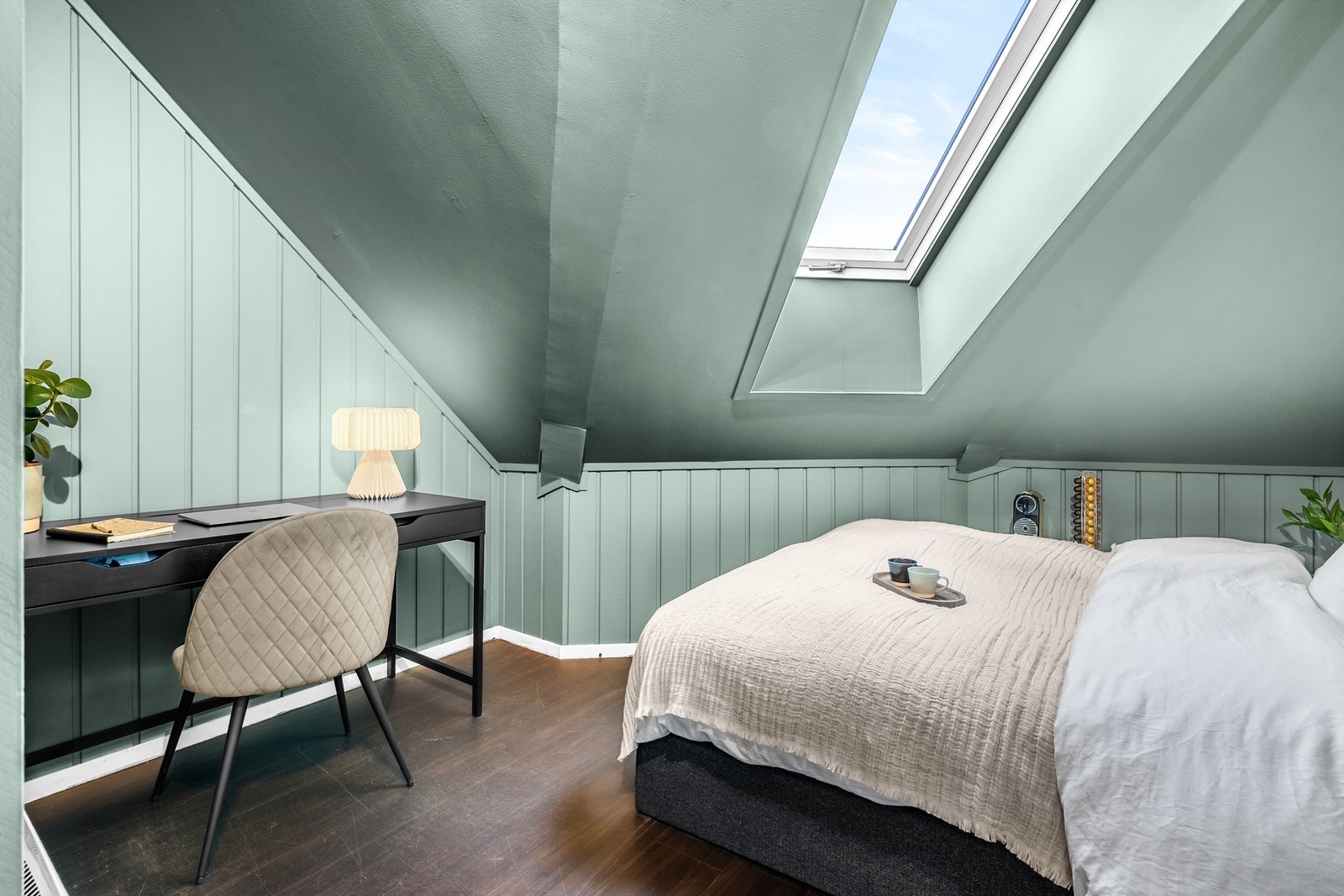 Superpraktisk soverom med god plass til både dobbeltseng, kontorplass og garderobe. Galleribilde