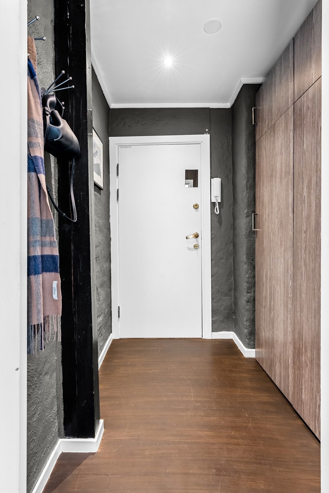 Leiligheten har en fin internbeliggenhet, med ingen tilstøtende leiligheter verken over eller på siden. Galleribilde