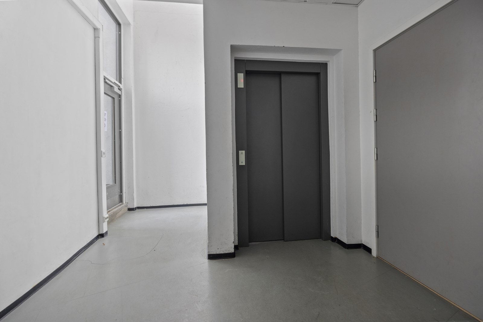 Heisen tar deg enkelt opp til leiligheten som ligger i byggets 2. etasje Galleribilde