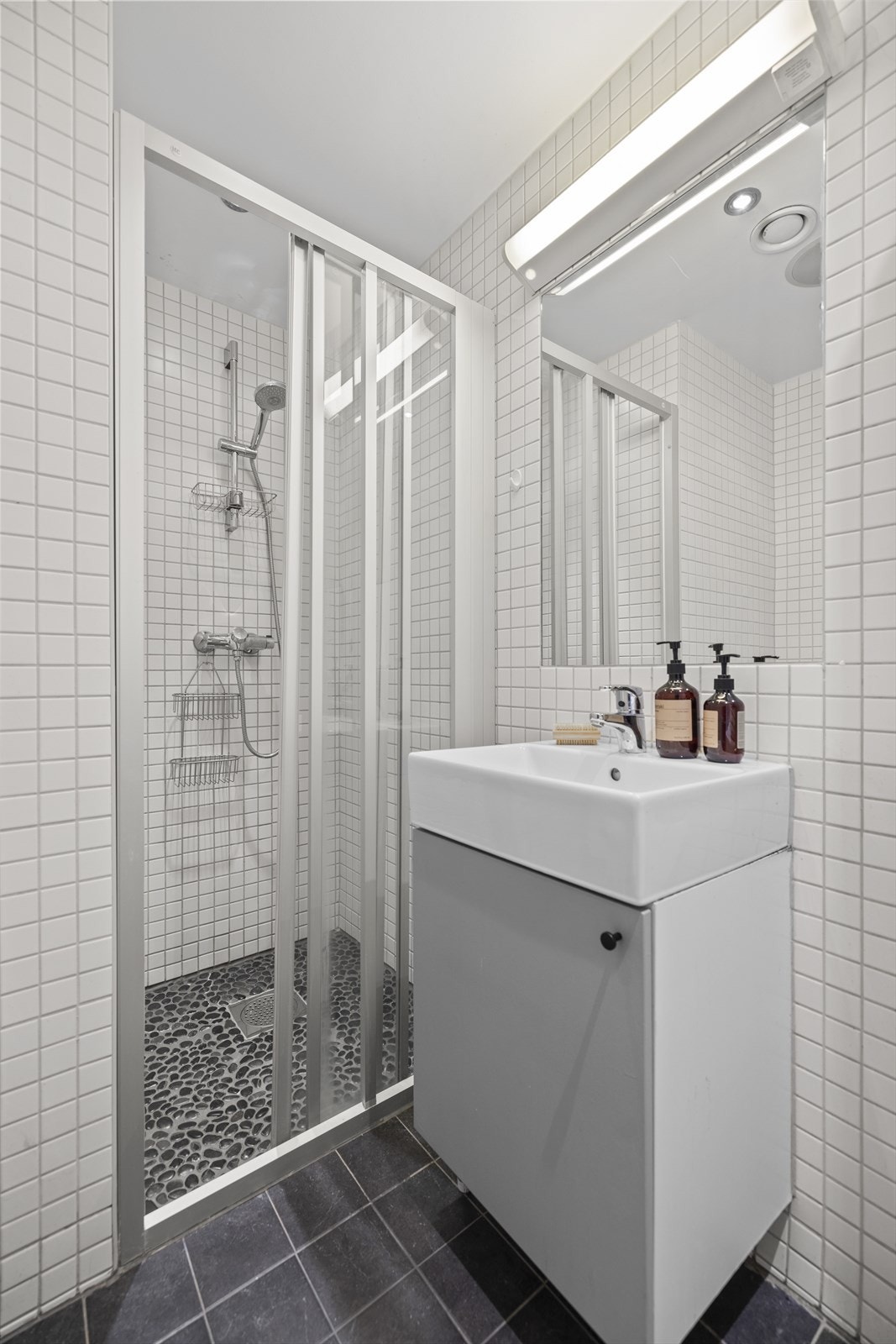 Innredning med servant og underskap. Dusjbatteri med hånddusj. Galleribilde