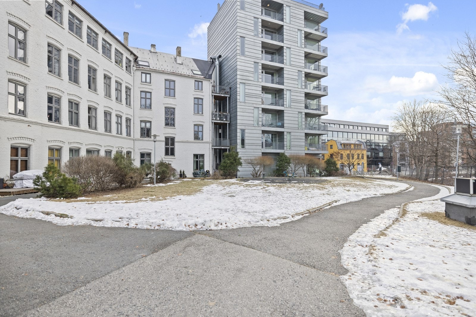 Flotte indre gårdsrom beplantet og asfalterte internveier. Godt med oppbevaring i stor bod Galleribilde