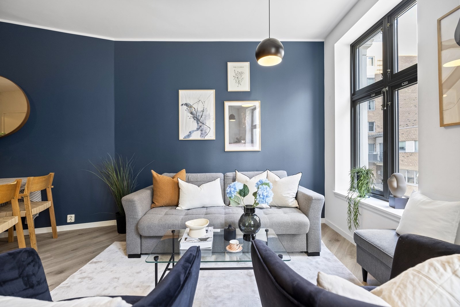 Masse naturlig lys fra store vinduer. God takhøyde i stuen på 2,68 cm Galleribilde