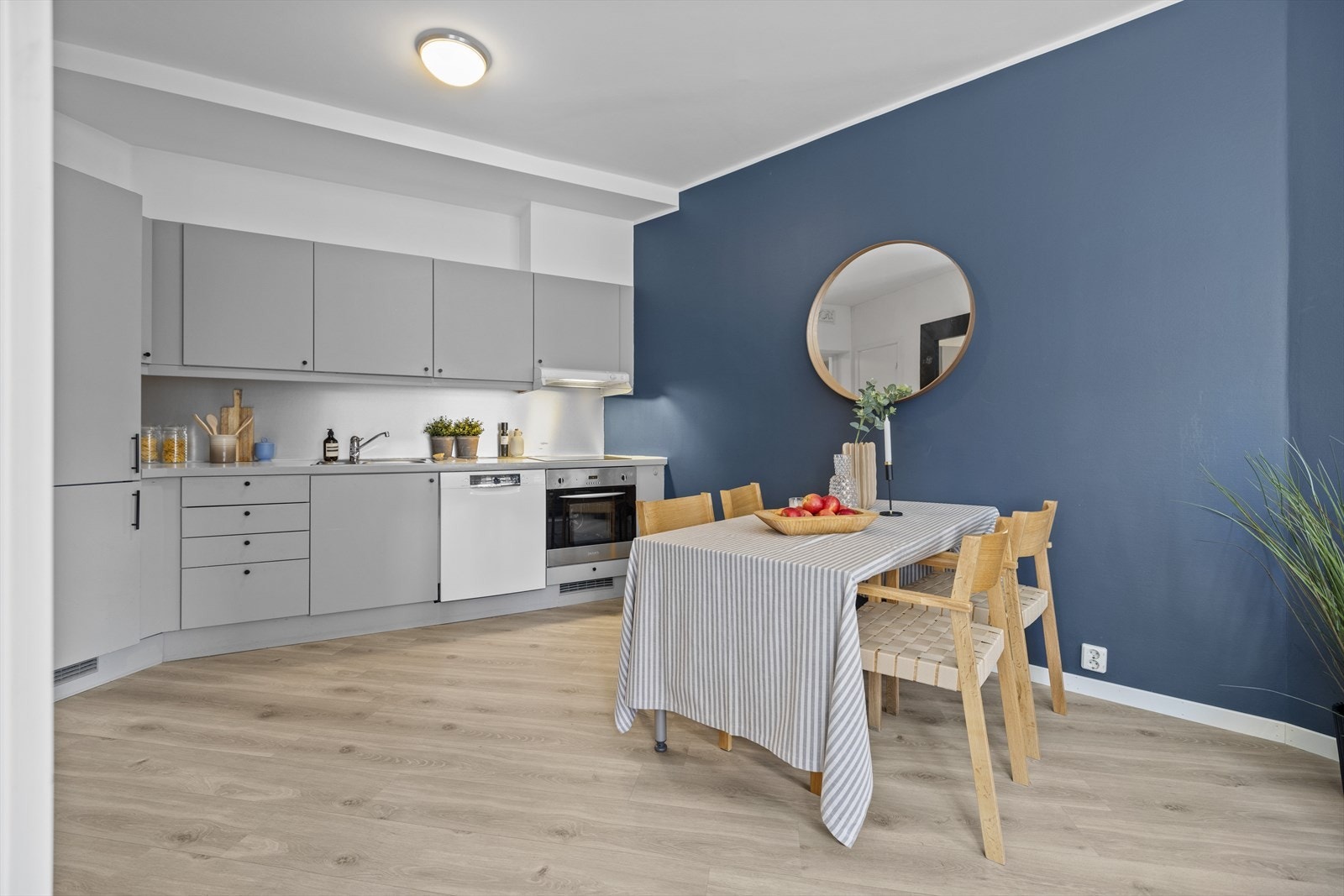 Lekkert kjøkken med godt med oppbevaring og benkeplass perfekt for å kokkelere. NB. komfyr er byttet til annen brukt komfyr! Galleribilde