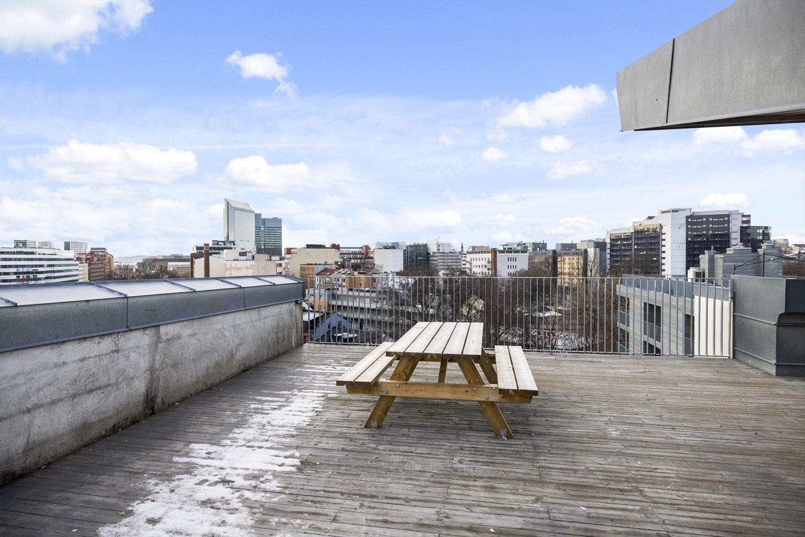 Leiligheten har tilgang til felles takterrasse med nydelig panoramutsikt og gode solforhold. Adkomst via nabobygget nr 7. Galleribilde