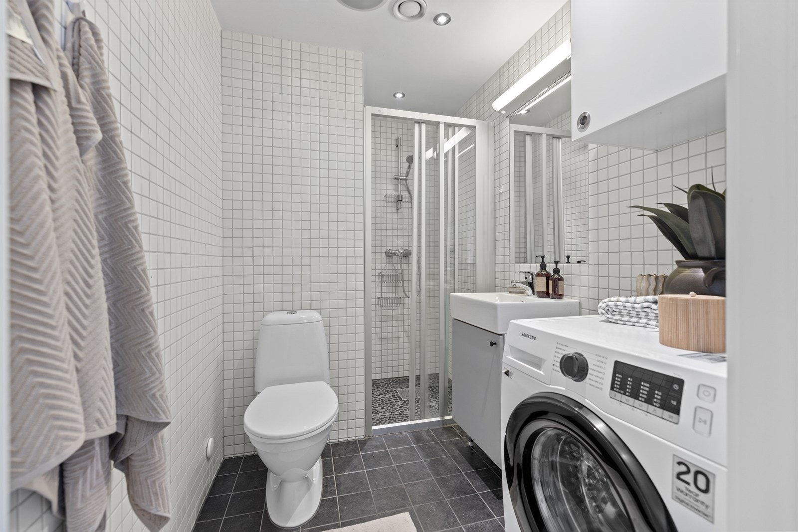 Pent flislagt baderom med gulvvarme. Opplegg til vaskemaskin. Vaskemaskin kan kjøpes. Galleribilde