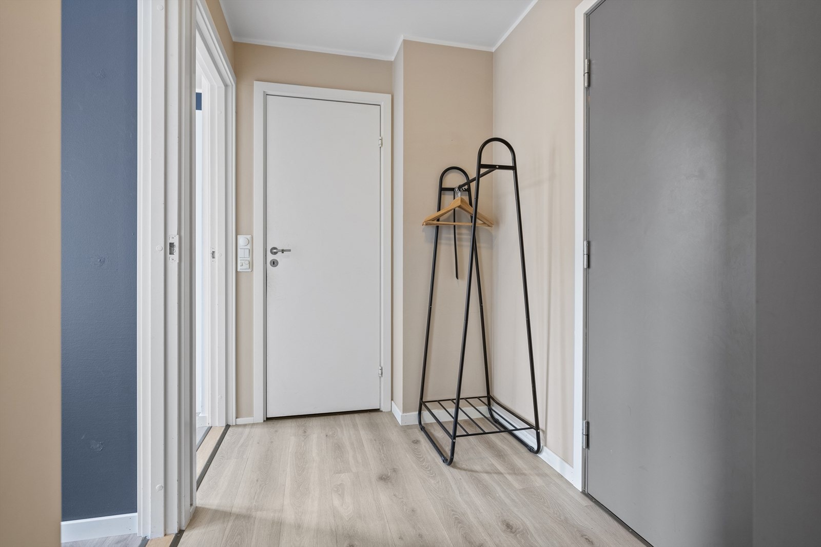 Velkommen inn i Heimdalsgata 9. Enkel adkomst via heis i byggets 2 etasje Galleribilde