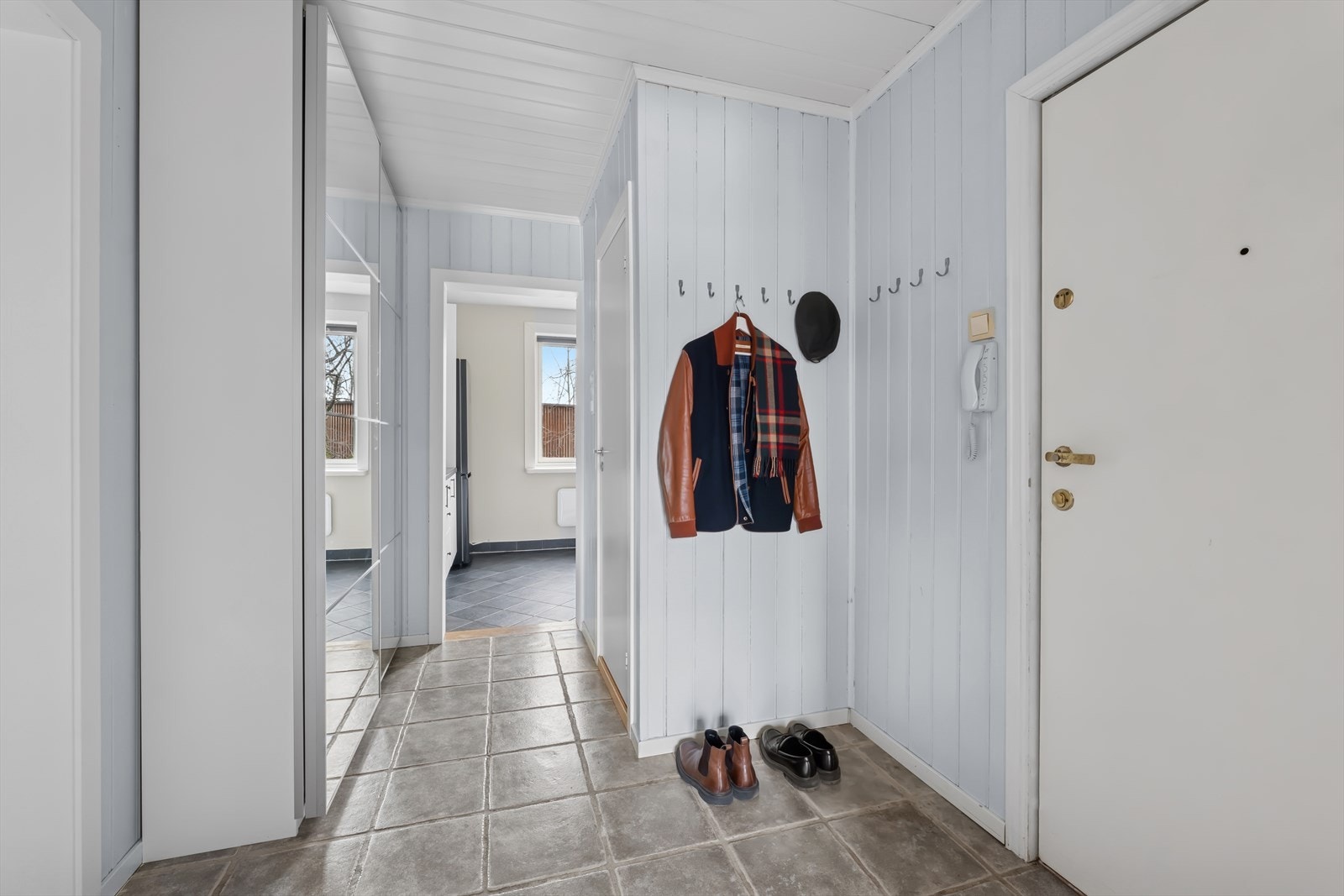 Romslig entrè med god plass til sko og yttertøy. Det medfølger skyvedørsgarderobe. Galleribilde