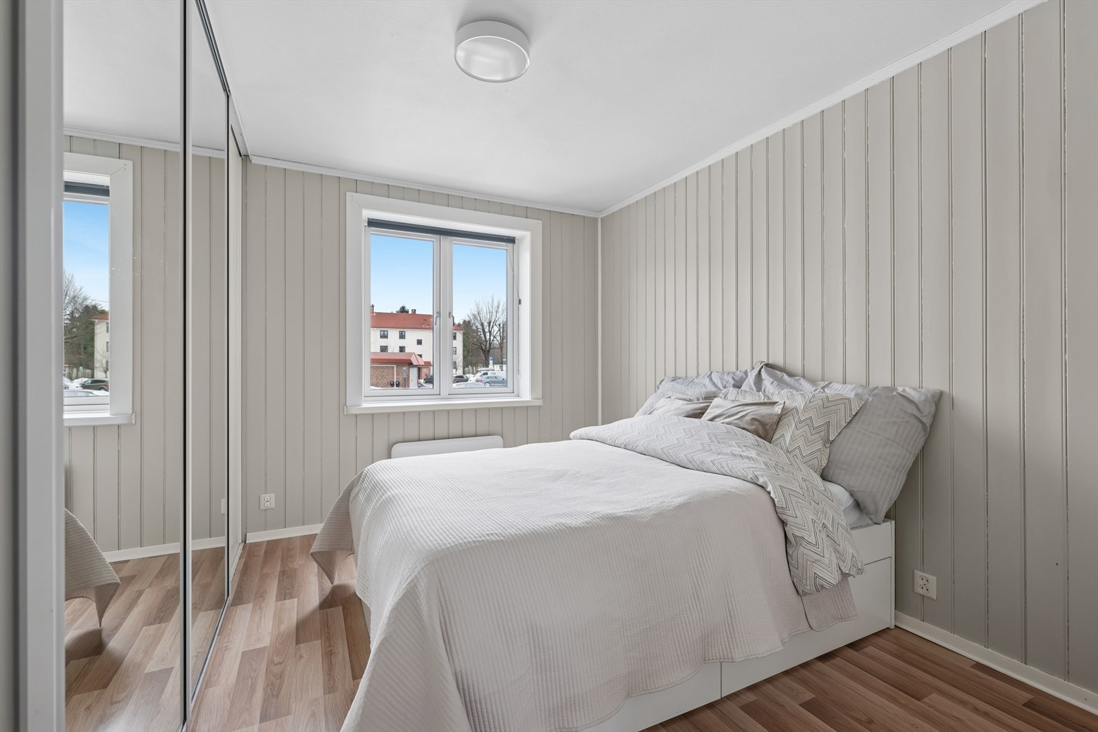 Hovedsoverommet er av god størrelse med god plass til dobbeltseng og tilhørende møblement. Galleribilde