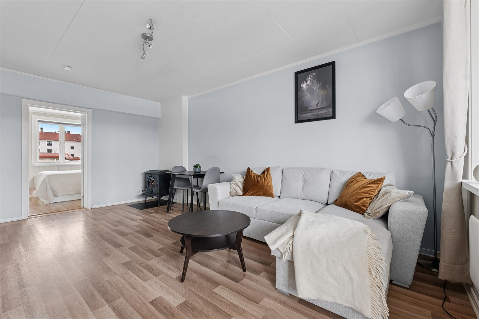 Stuen er av god størrelse med god plass til både sittegruppe og spisebordsgruppe. Galleribilde