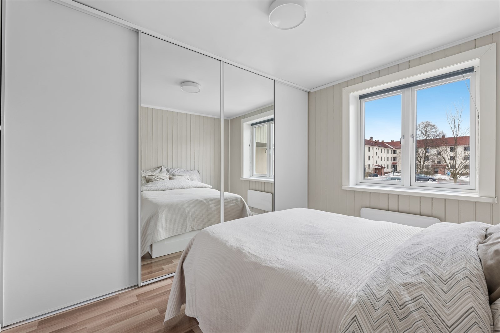 Integrert skyvedørsgarderobe med praktisk oppbevaring. Galleribilde