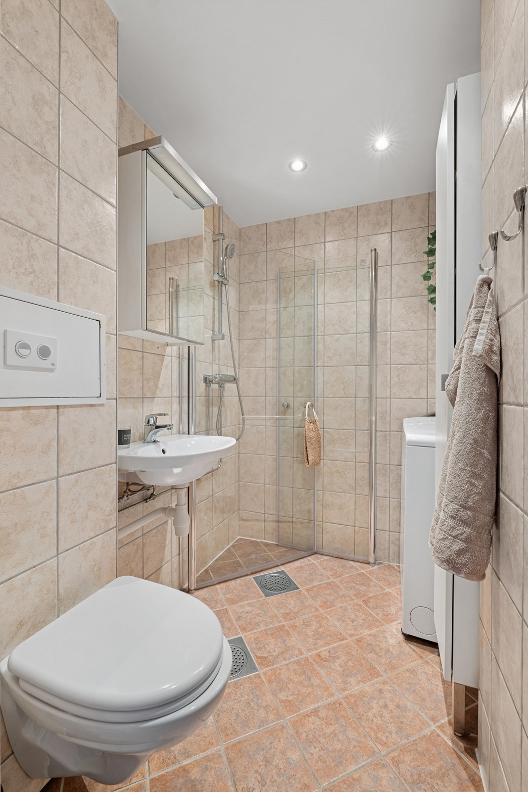 Flislagt og delikat baderom som ble pusset opp i regi av borettslaget i 2005/2006. Galleribilde