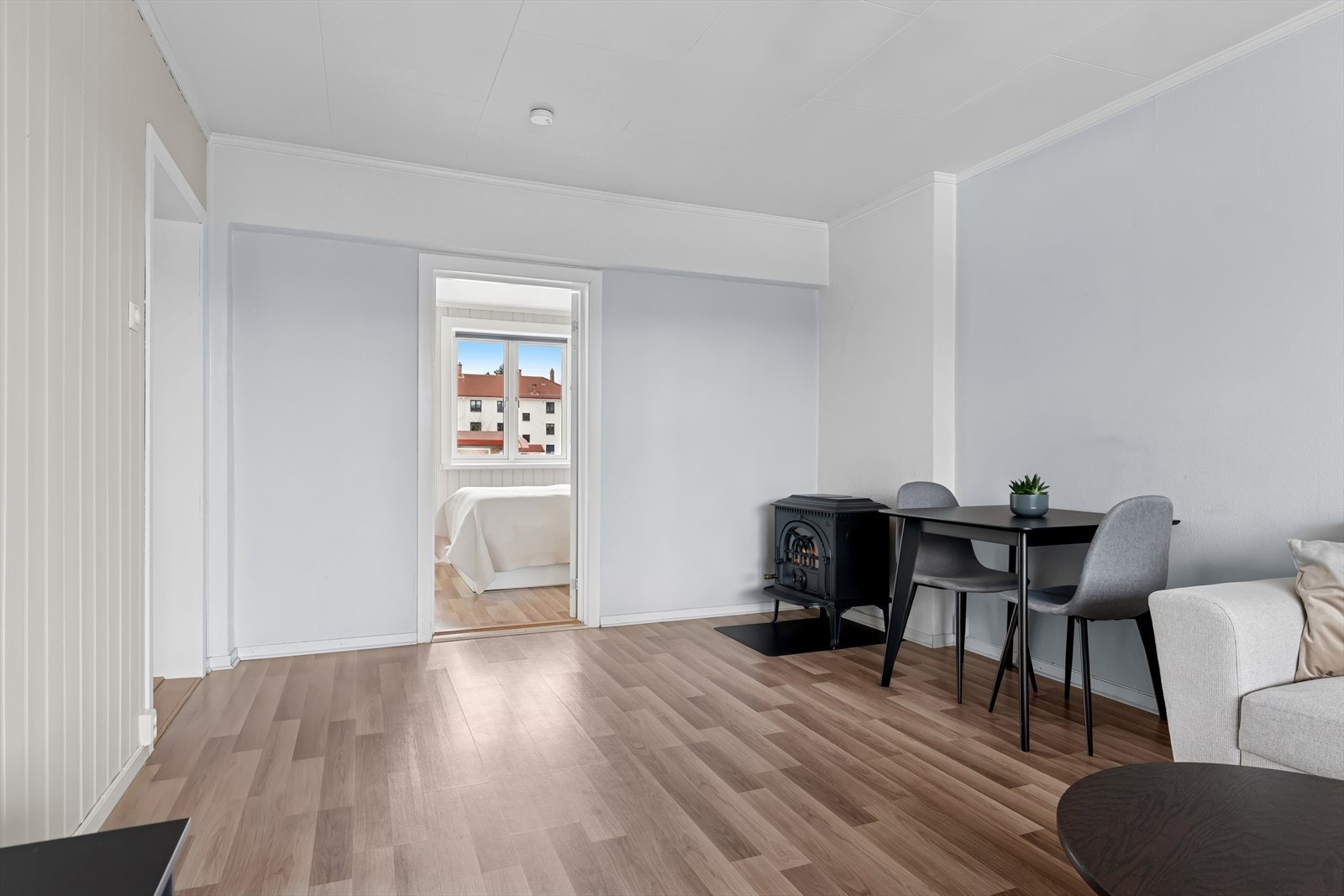 Funksjonell peis som varmer godt på vinterhalvåret. Galleribilde