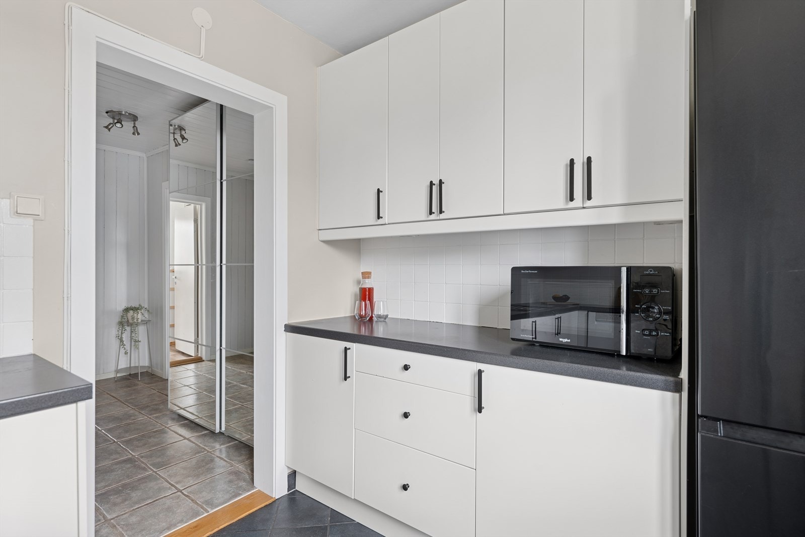 Rikelig med oppbevaringsplass i både skap og skuffeseksjoner. Galleribilde