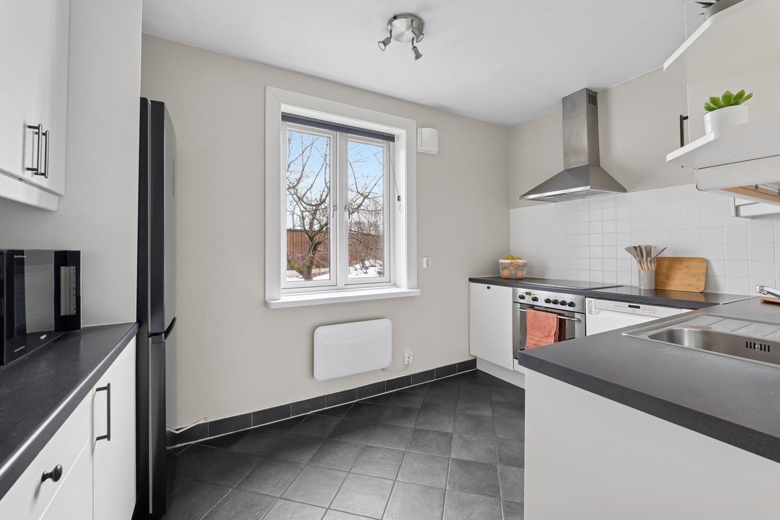 Kjøkkenet befinner seg i separat rom med flott kjøkkeninnredning. Galleribilde