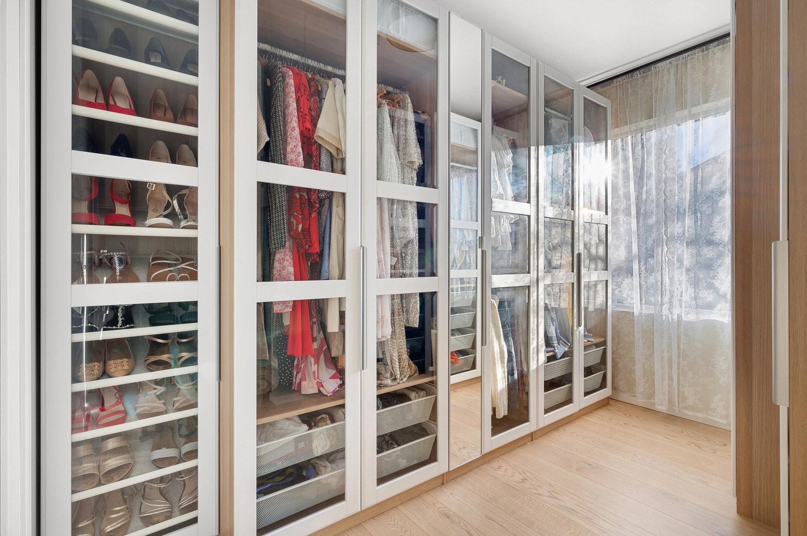 Praktisk walk-in garderobe ved soverom. Galleribilde