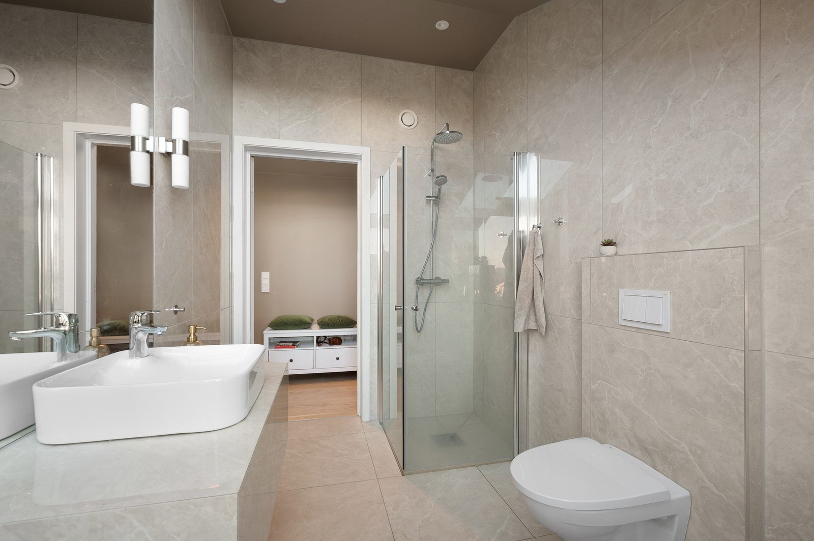 Baderommet i 2.etasje er i fine flisvalg og moderne materialvalg. Galleribilde