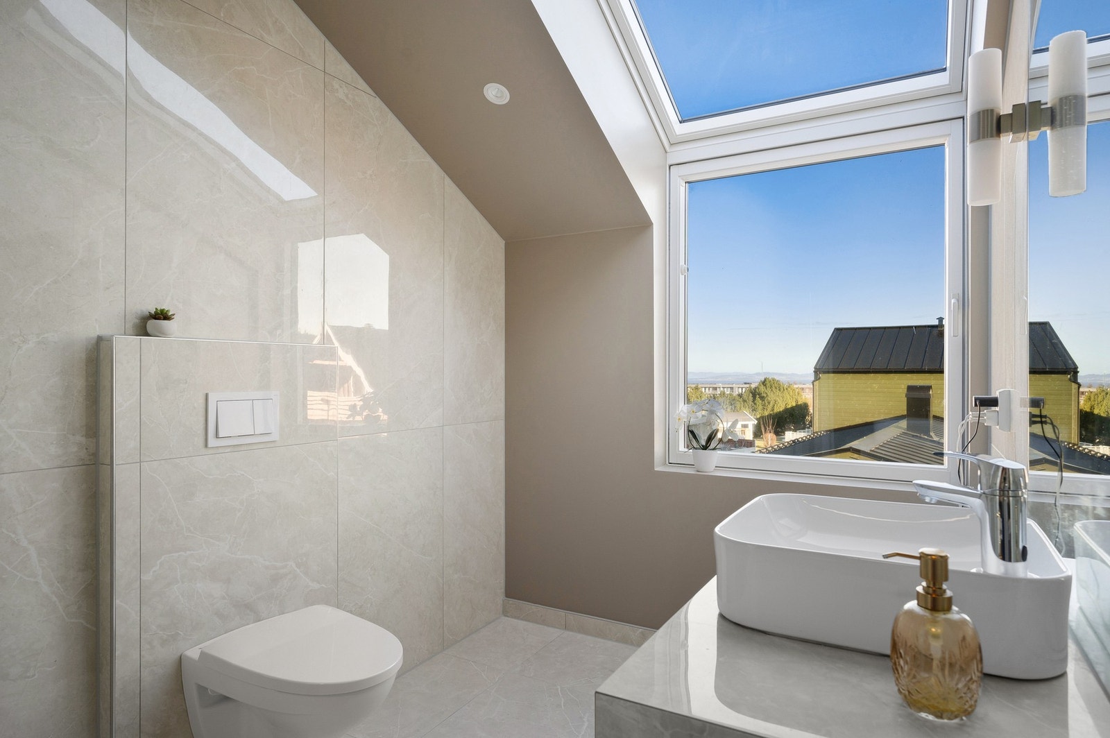 Store vindusflater gir baderommet en god romfølelse. Galleribilde