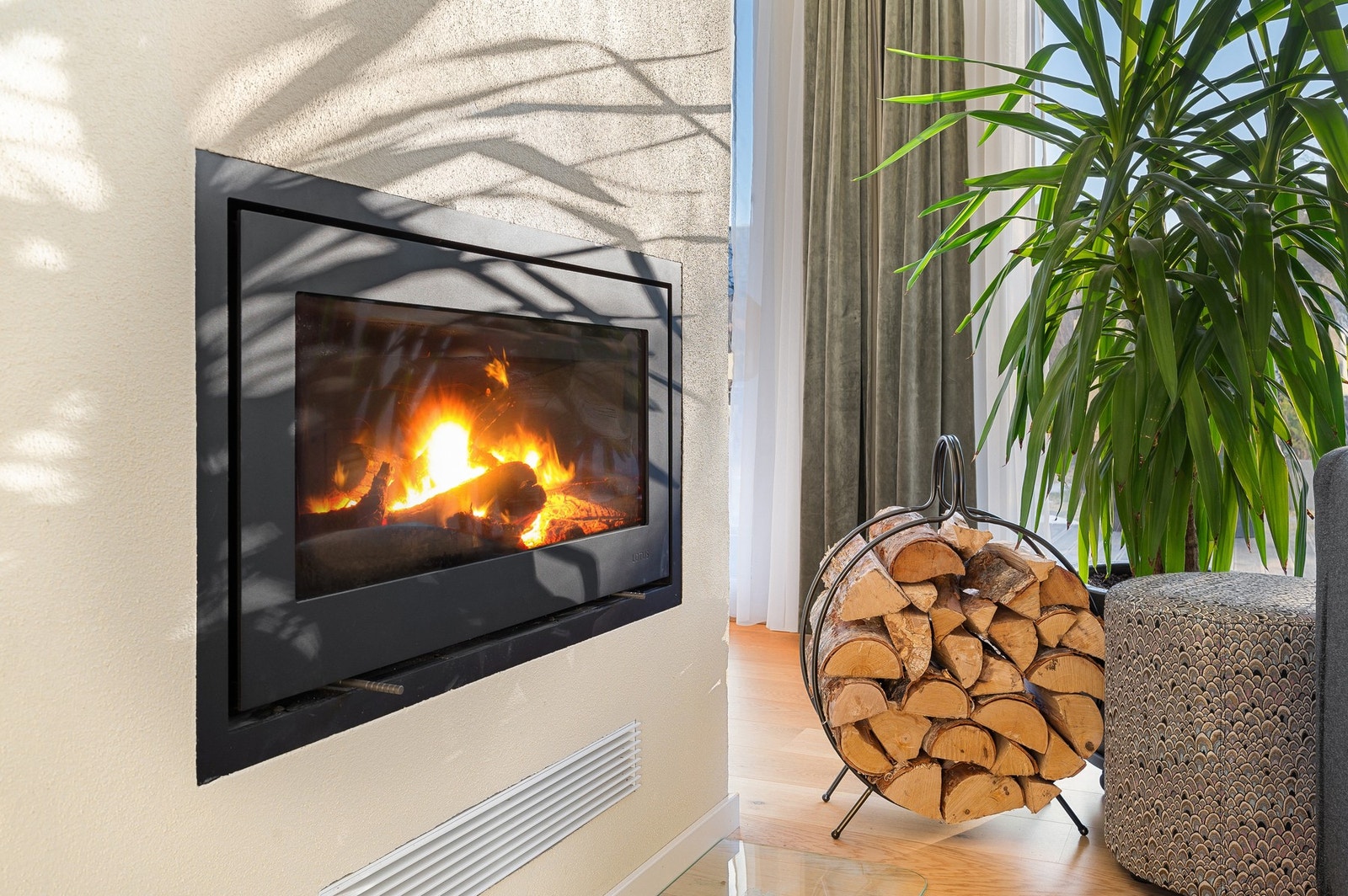 Vedfyring på stue. Galleribilde