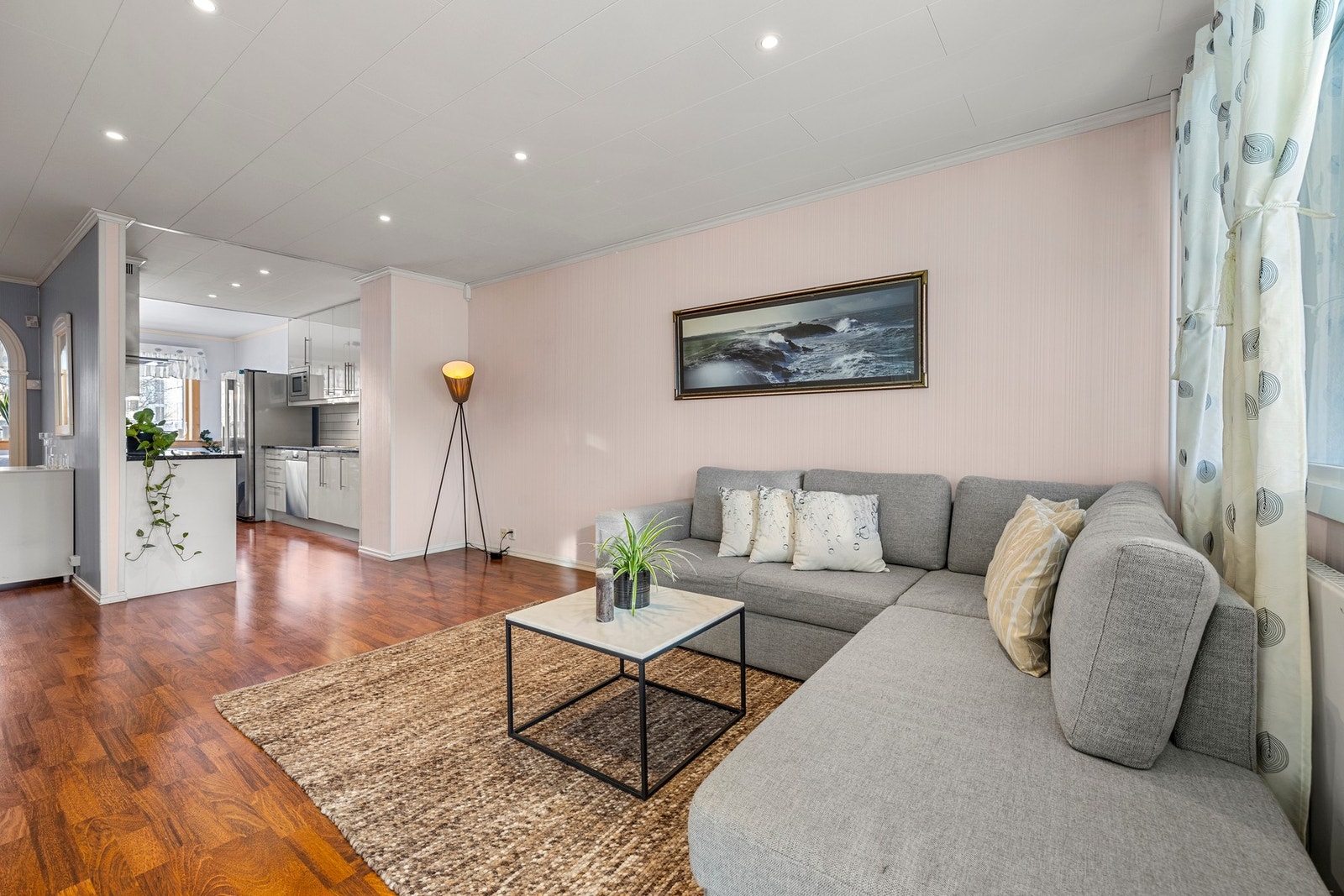 Planløsningen gjør det mulig å holde samtalen gående mellom stue og kjøkken, enten du lager mat eller slapper av i sofaen. Et perfekt oppsett for middager med venner eller familiekvelder! Galleribilde