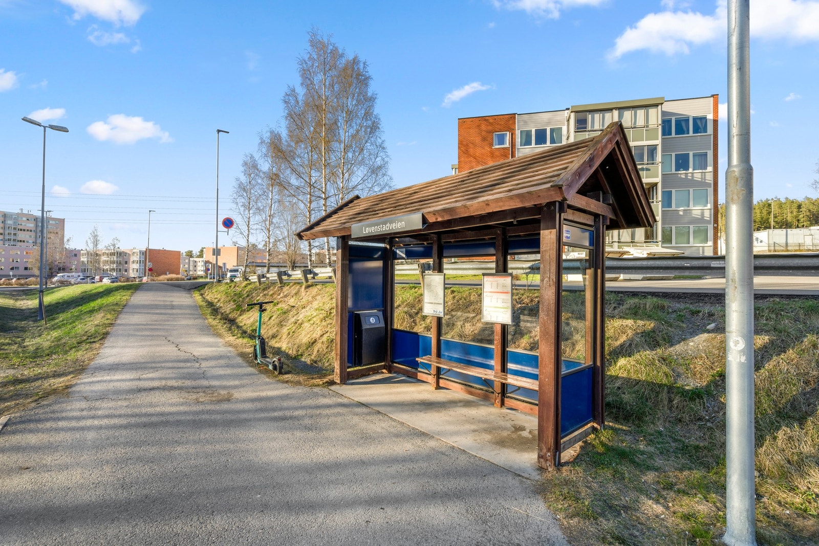 Til fots ligger leiligheten 3 minutter unna Løvenstadvegen busstopp. Galleribilde