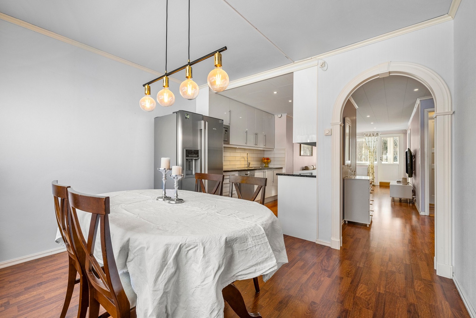 Plass til middagsgjester rundt spisebordet. Galleribilde