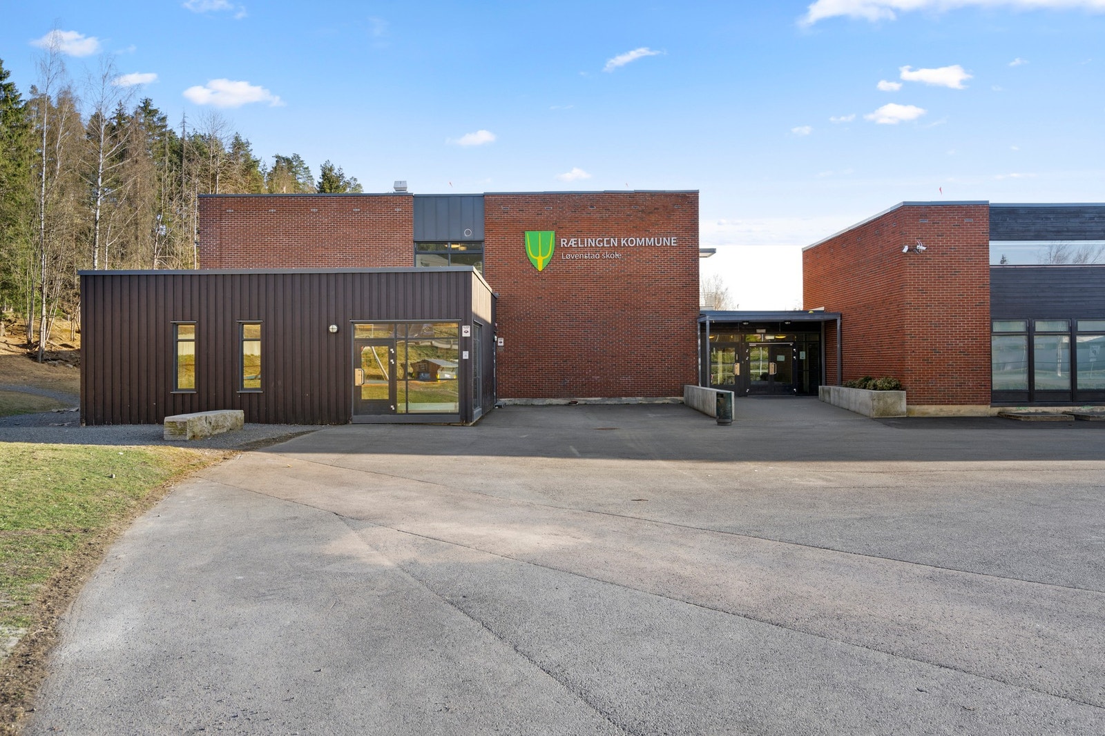 Løvenstad skole (1-7 kl.) ligger kun 500m unna leiligheten. Galleribilde