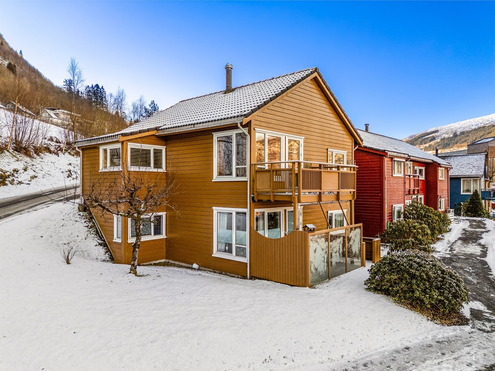 Dette er en flott seniorleilighet med universell utforming, trappefri adkomst og uten tilstøttende vegger. Galleribilde