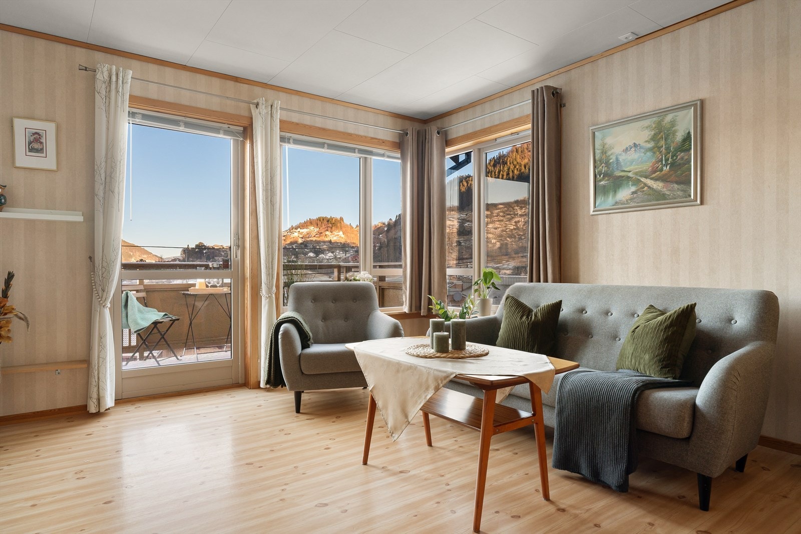 Rommet har store vindusflater som slipper inn rikelig med naturlig lys og skaper en innbydende romfølelse. Galleribilde