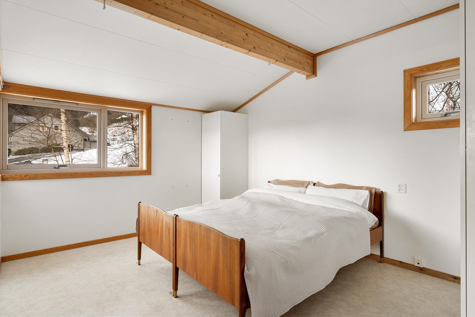 Hovedsoverommet er innredet med dobbeltseng og garderobe. Galleribilde