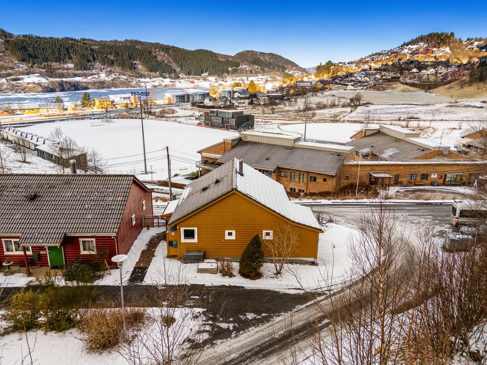 Flott utsikt over Arna og omkringliggende fjell. Galleribilde