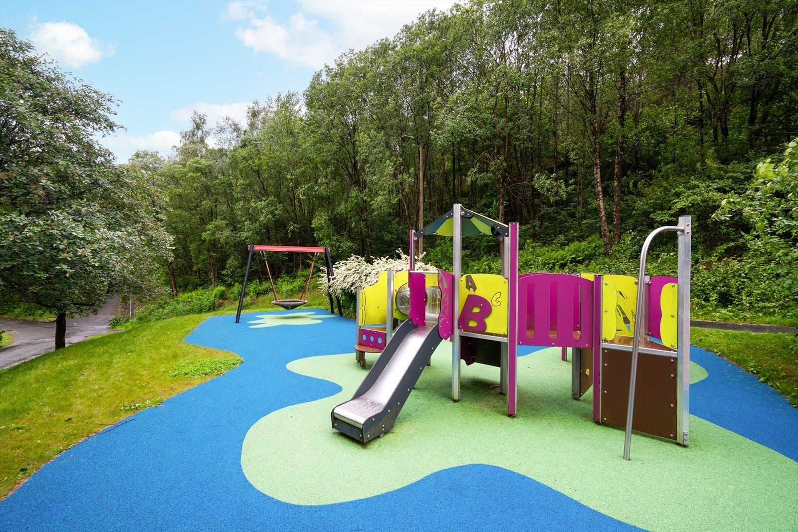 Pent opparbeidet fellesarealer med nymoderne lekeplasser i tillegg til eget utvendig område for treningsapparater Galleribilde