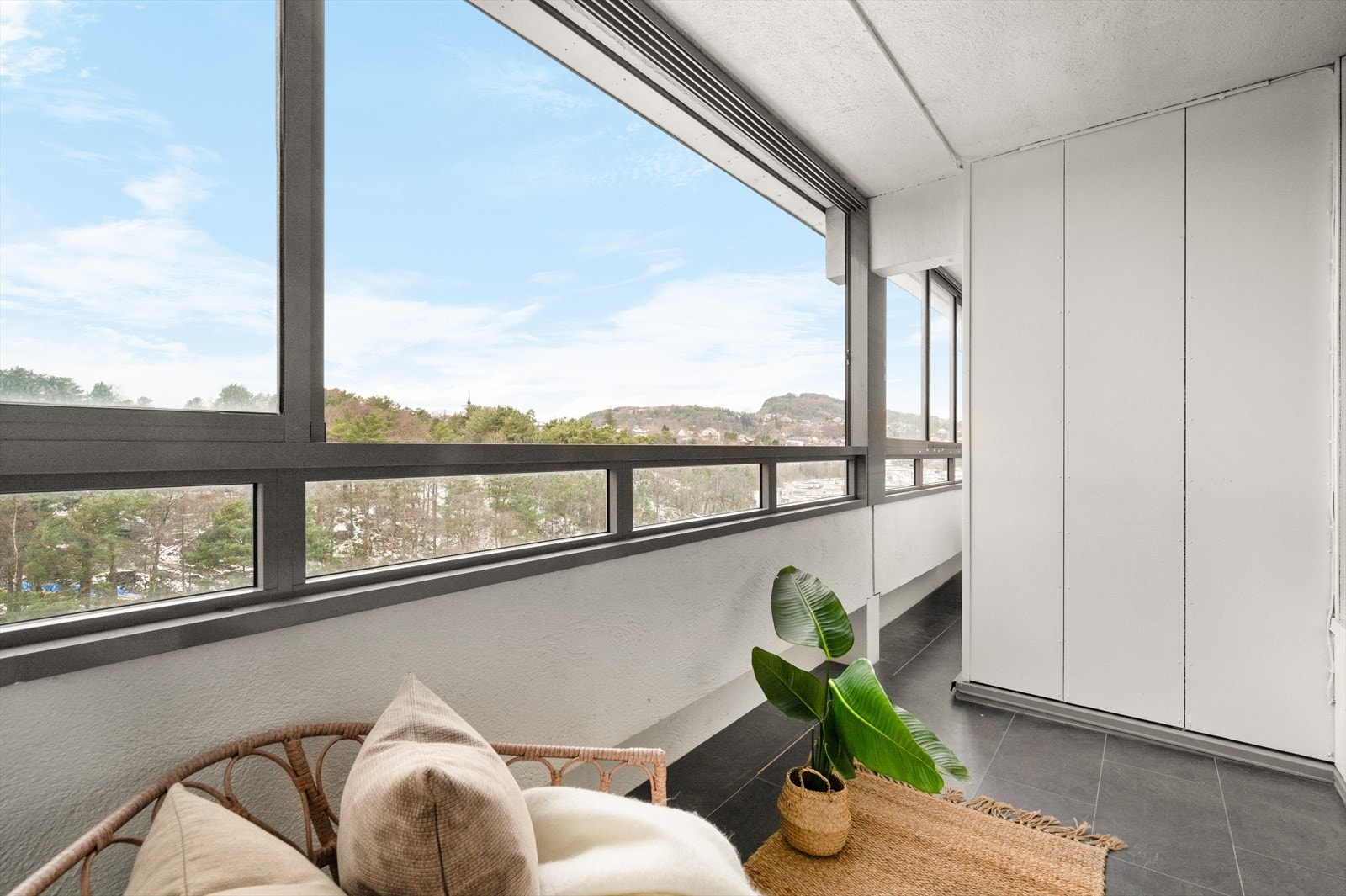 Balkongen er vestvendt og perfekt helårs uteplass! Galleribilde