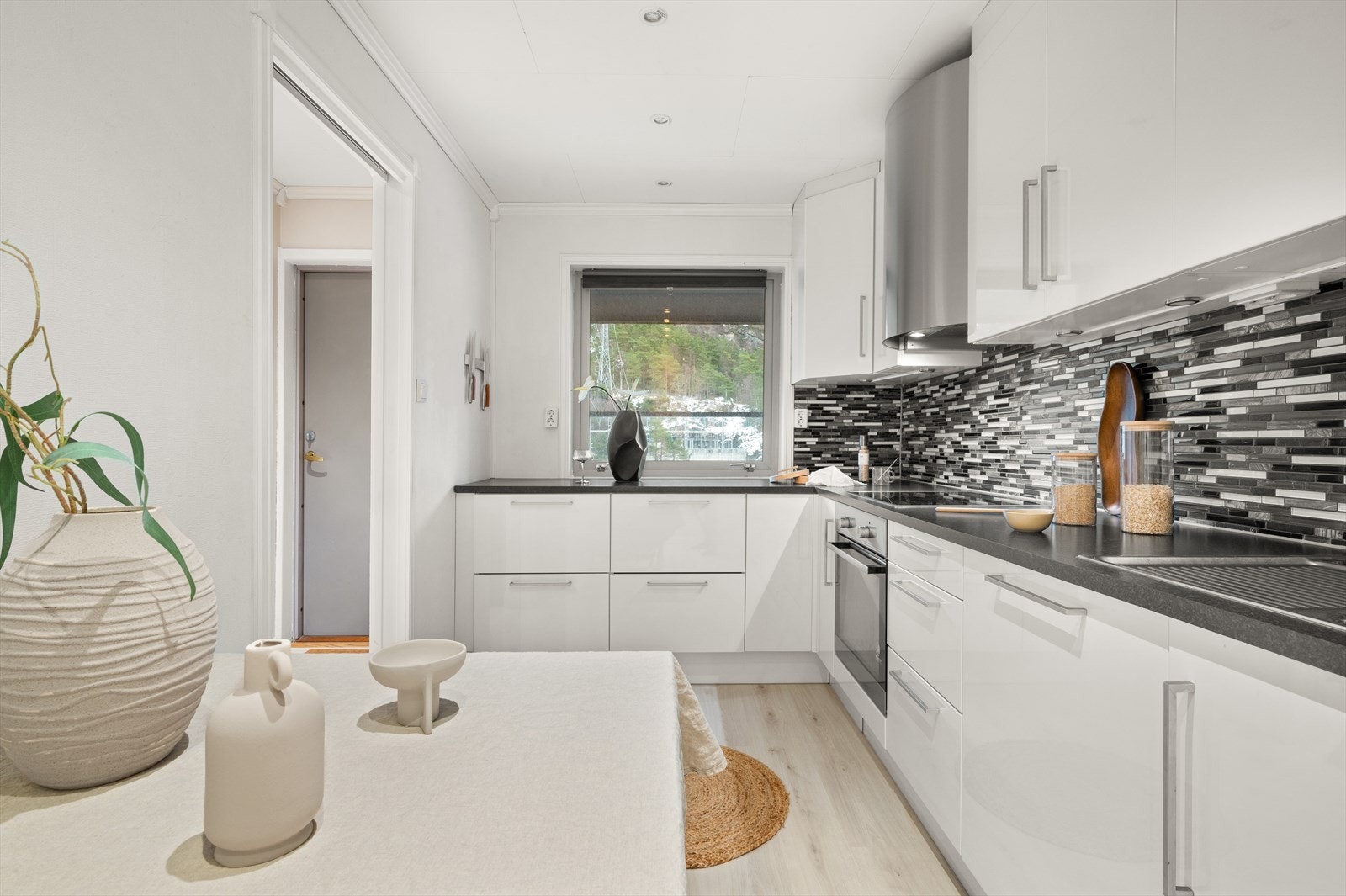 Tidsriktig kjøkken med god plass til både matlaging og oppbevaring. Galleribilde